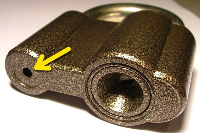 Mỗi ổ khóa đều có một cái lỗ siêu nhỏ. Chúng tồn tại để làm gì? 1 1